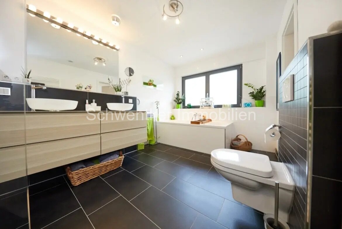 Eigentumswohnung in elegantem Zweifamilienhaus, großzügig, sonnig und familienfreundlich (OG)