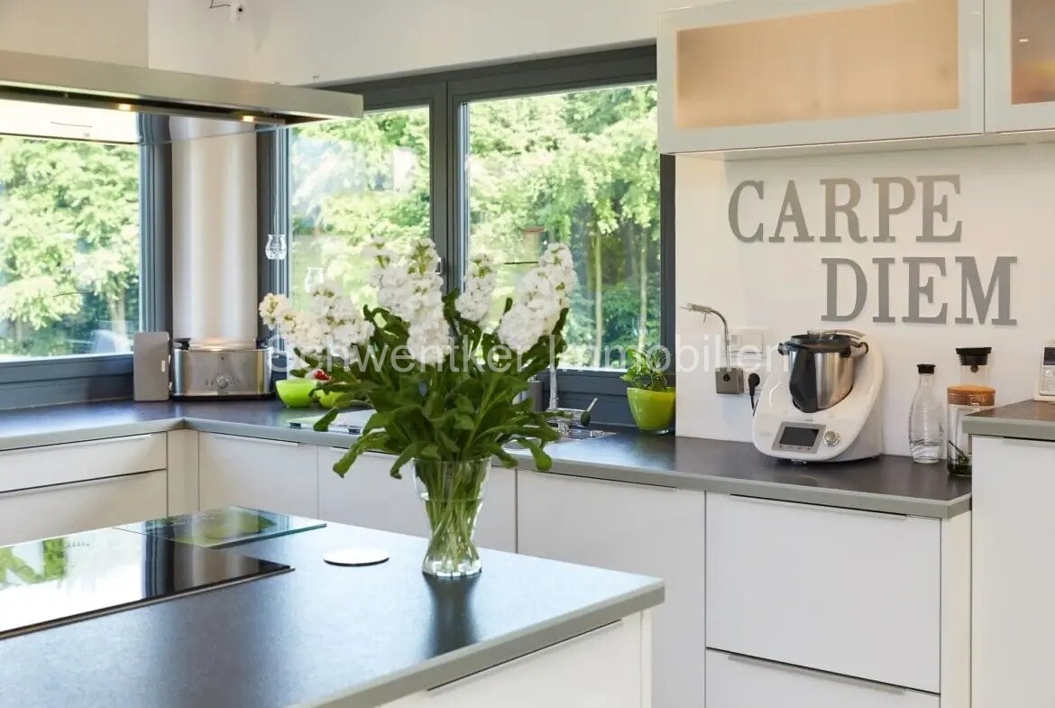 Eigentumswohnung in elegantem Zweifamilienhaus, großzügig, sonnig und familienfreundlich (OG)